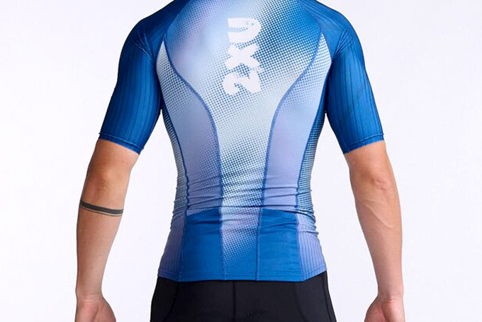 2XU Aero sleeved トライトップ Surf Blue/White | トライアスロンの