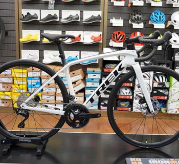 TREK EMONDA SL5 Disc White Prismatic | トライアスロンのことならアスリートカンパニー