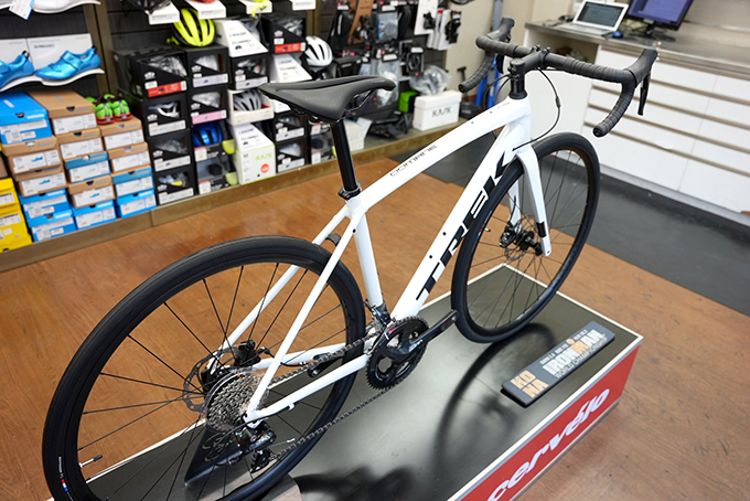 TREK Domane AL3 Disc TREK WHITE | トライアスロンのことなら