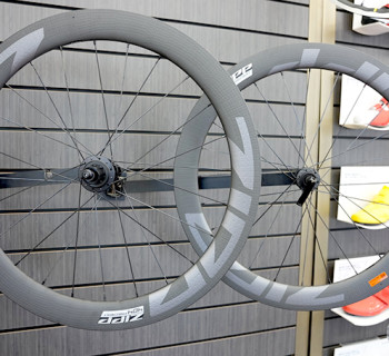 ZIPP 404 FireCrest Tubeless Discブレーキ | トライアスロンのこと 